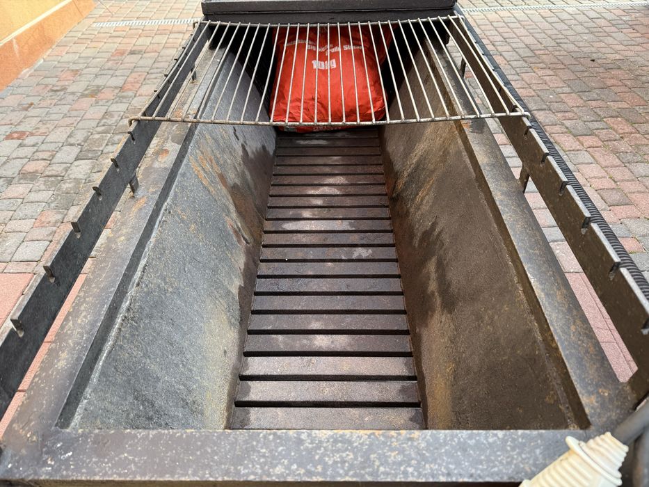 Grill Węglowy w komplecie druty do szszłyka