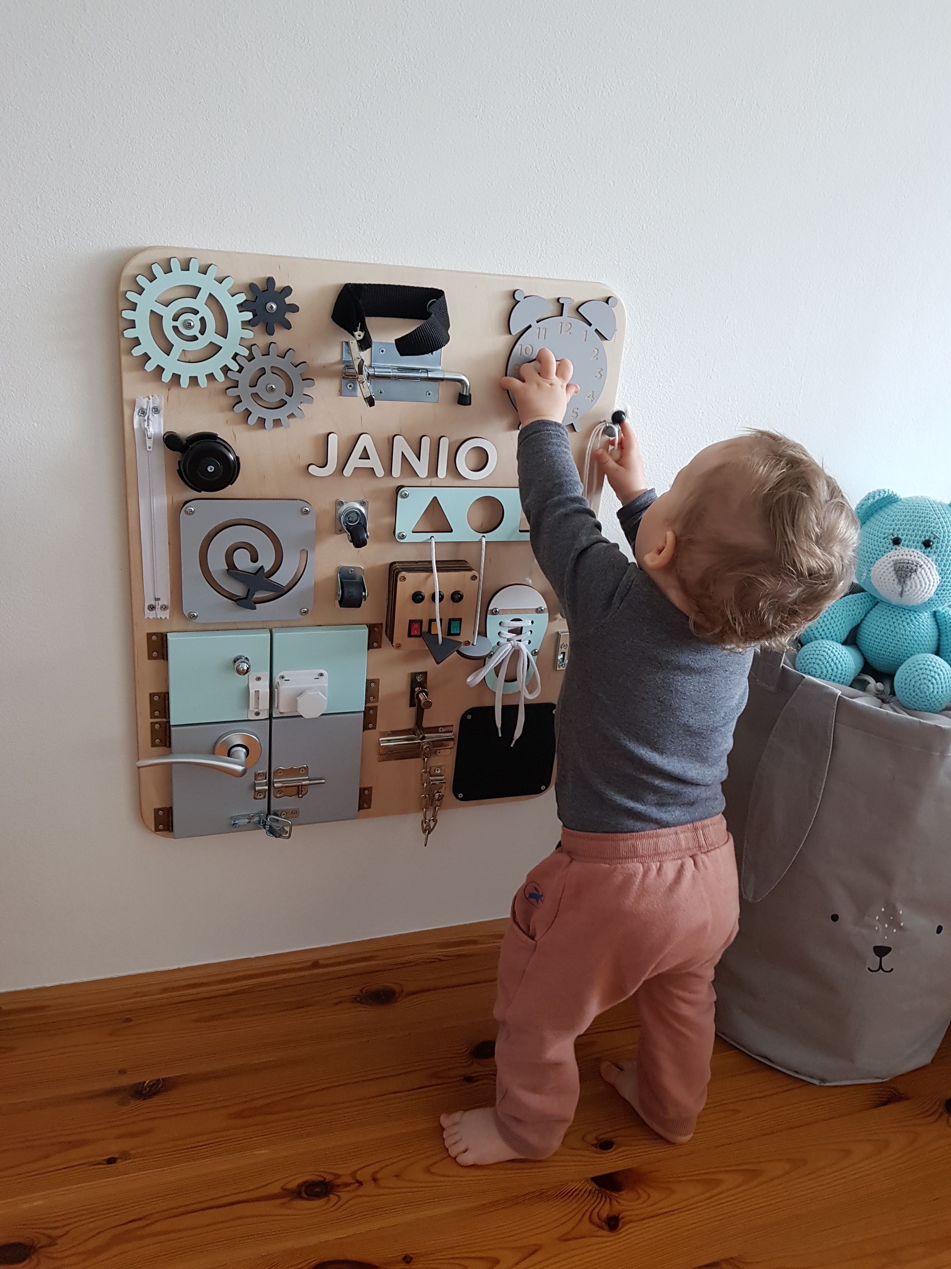 Zabawka na lata - pomysł na prezent dla dziecka, tablica manipulacyjna