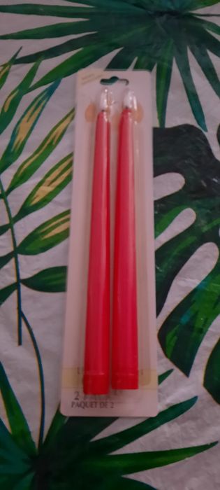 Velas a pilhas vermelhas