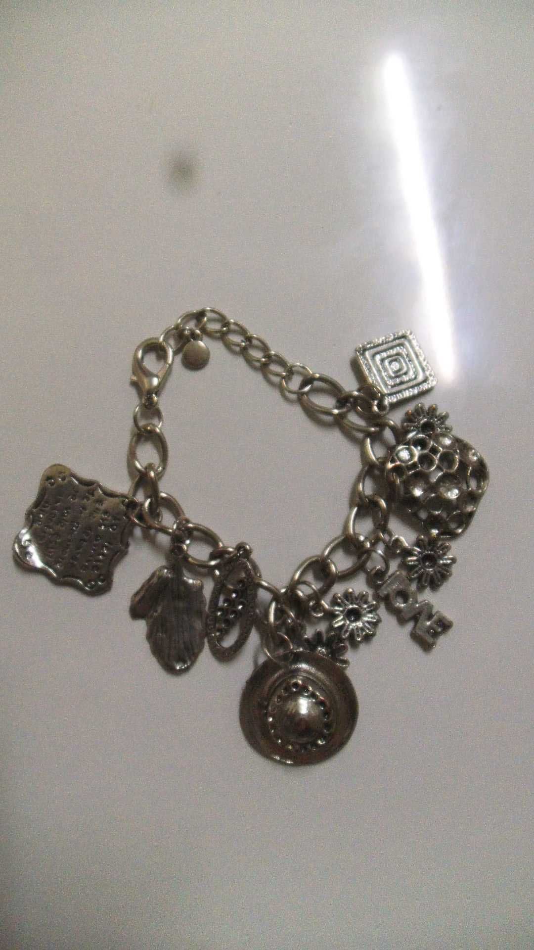 Pulseira com varios pendentes