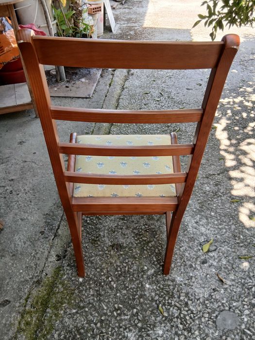 Cadeira em madeira maciça