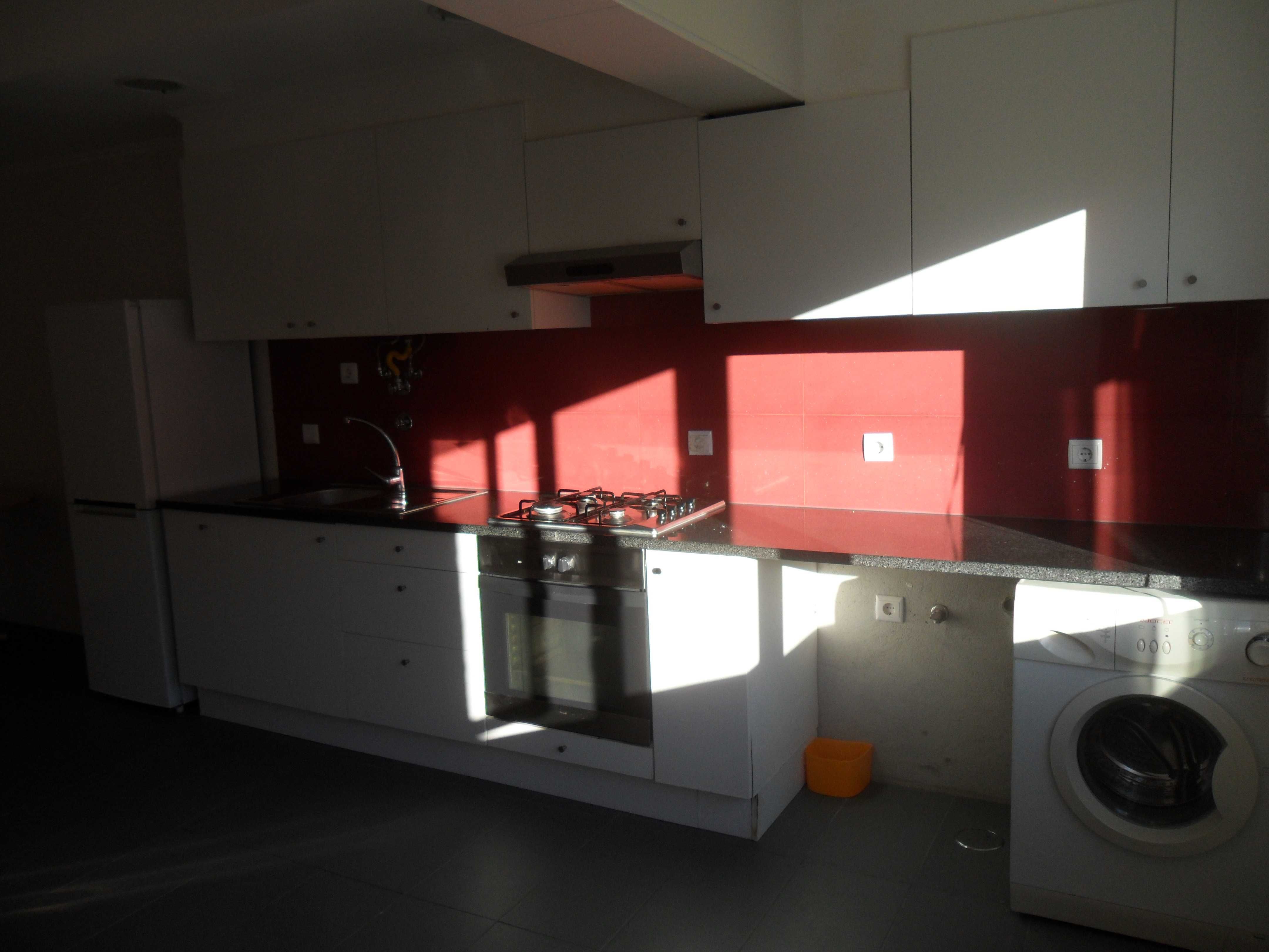 Arrenda-se apartamento T4, mobilado no Bairro Norton de Matos