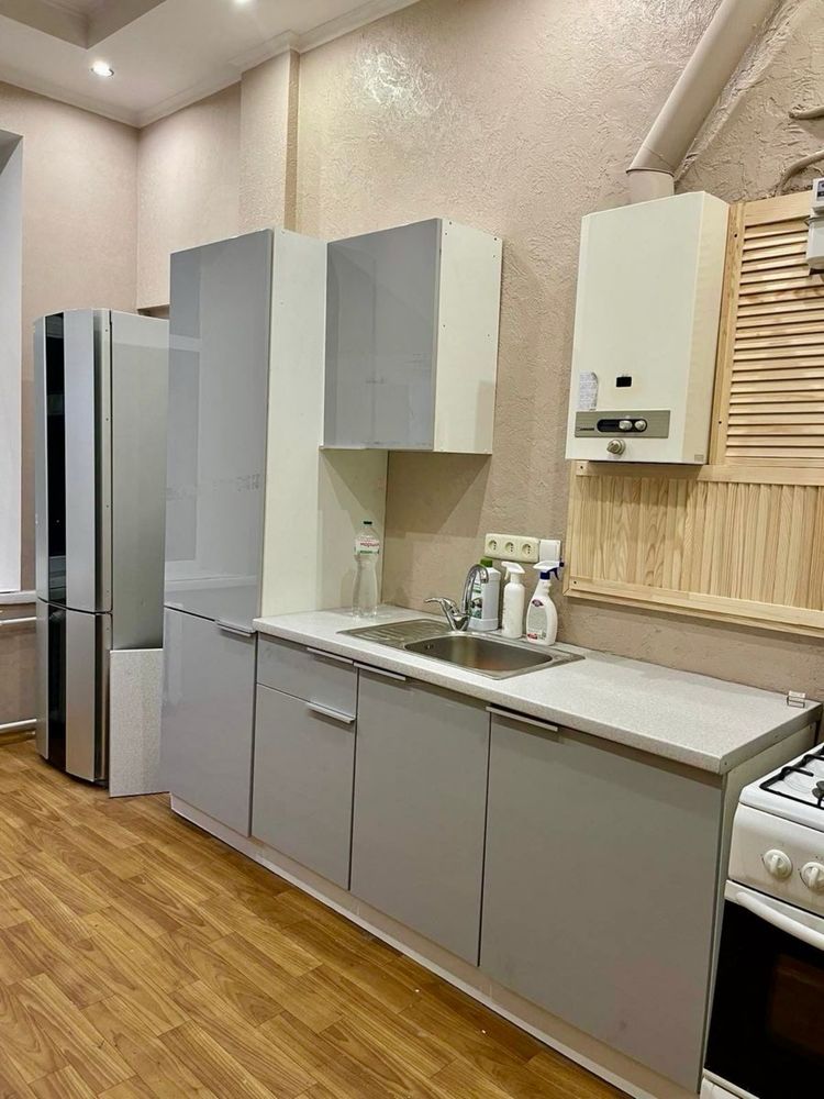 Продам 4к квартиру на вул. Дмитріївська 58А. Галицька площа. Цирк.
