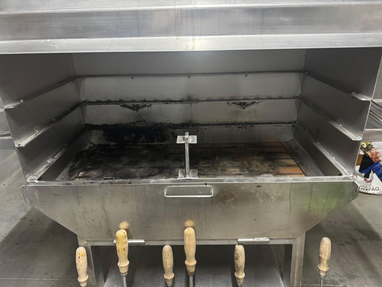 Barbecue/ Churrasqueira em Inox c/ Espetos e motor