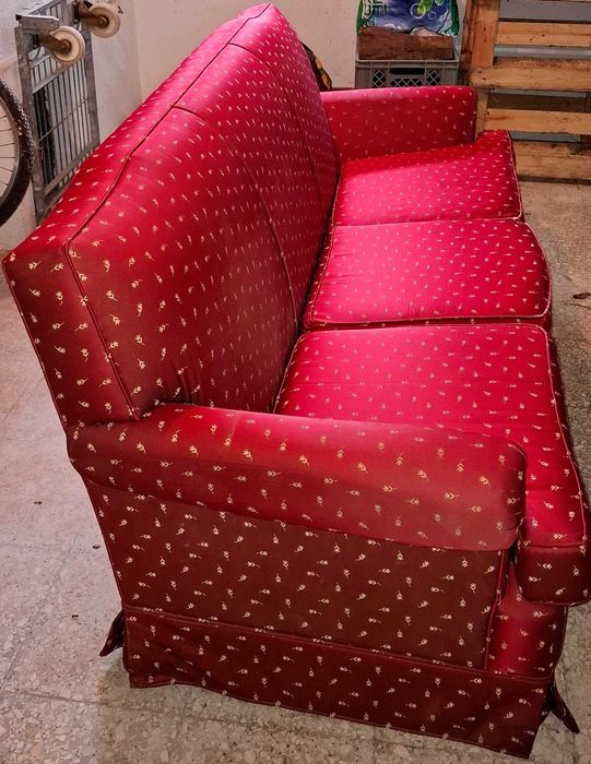 Sofá Clássico em Tecido Cor Cerise – Conforto e Elegância