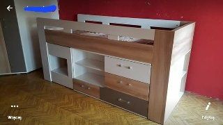 Łóżko piętrowe z matercem biurkiem i krzesłem