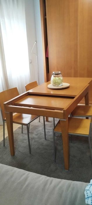 Mesa e cadeiras em madeira cerejeira