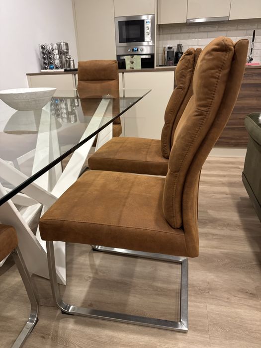 Vendo mesa de jantar com 6 cadeiras