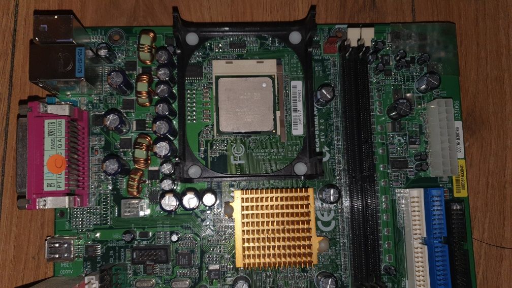 GIGABYTE GA-8simlnf PGA478 DDR PCI AGP + Celeron 2.8ghz