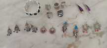 Bijuteria, anéis, pulseira e roupas