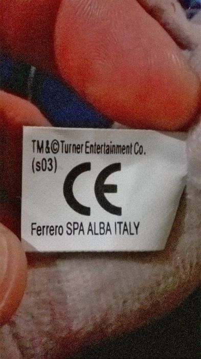 Cão em tecido um brinde dos ovos da Páscoa da Kinder Ferrero