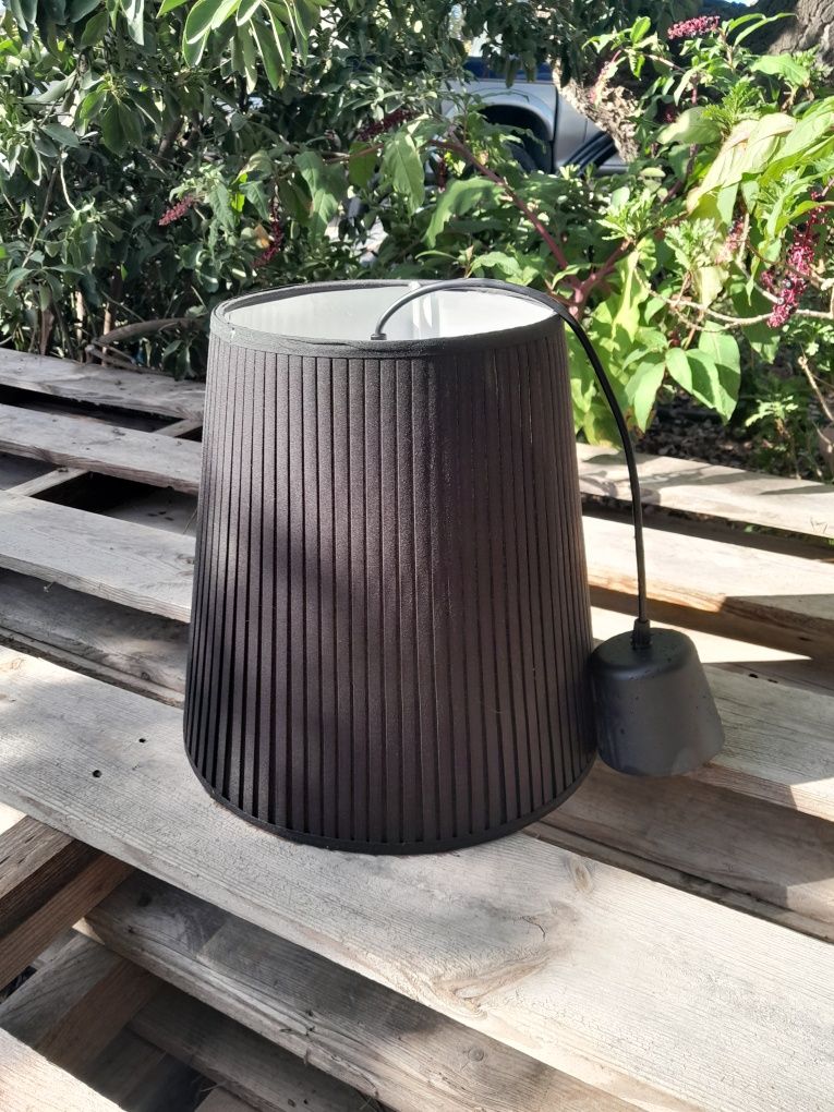 Candeeiro de teto preto e abajour  verde