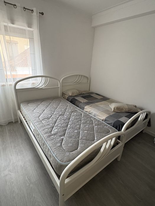 Camas + Colchões + Mesas de Cabeceira