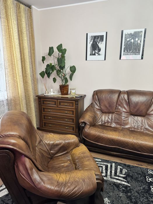 Zestaw wypoczynkowy skórzanych mebli na drewnianym stelarzu 3+2+1