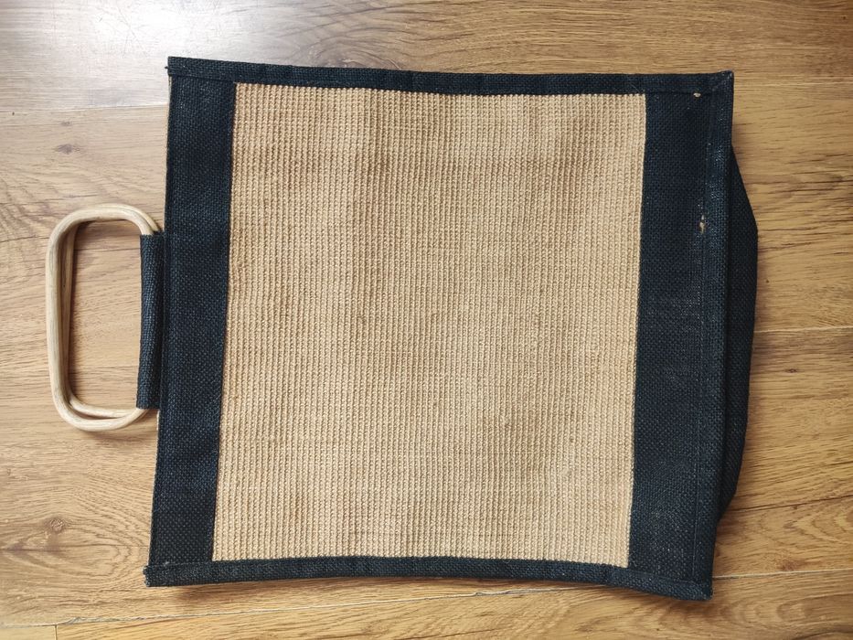 Kurowa torba z drewnianymi rączkami