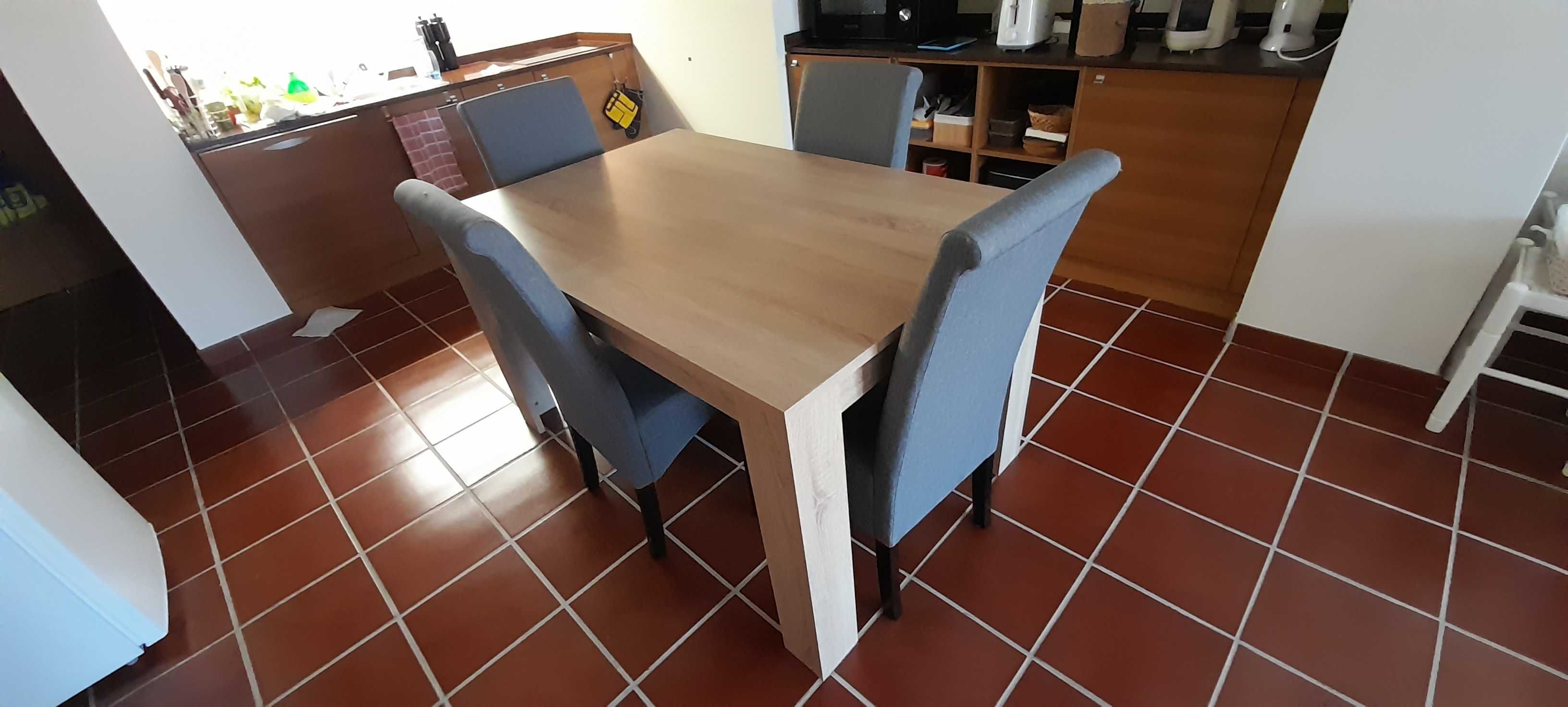 Mesa de jantar extensível com cadeiras