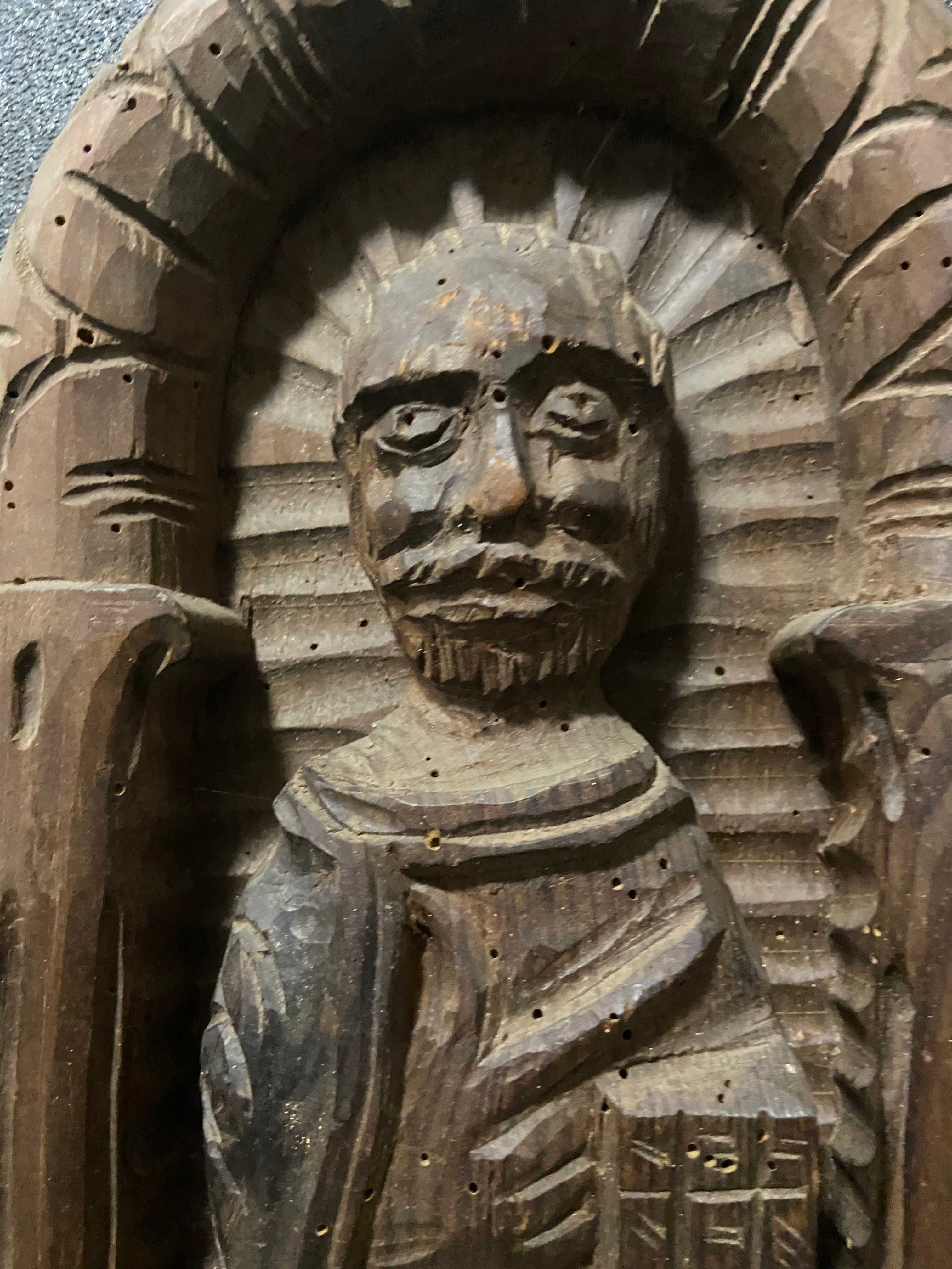 Tábua esculpida com santo