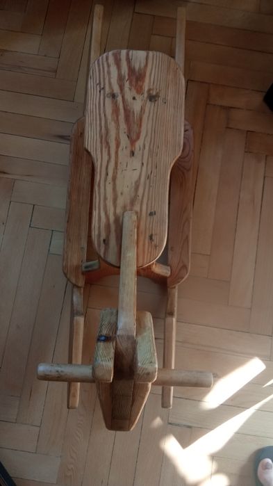 Stary drewniany konik na biegunach