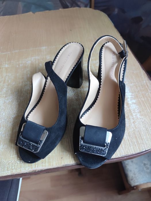 Продам жіночі босоніжки Foletti 40 розмір (Замшові)