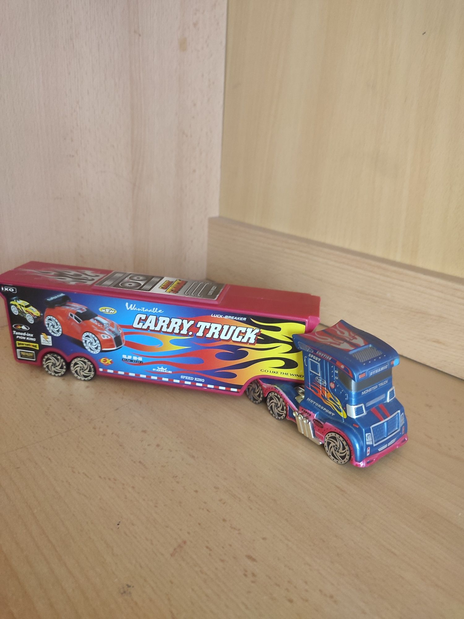 Zabawkowa ciężarówka