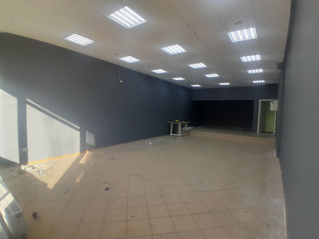 Фасадне приміщення з ремонтом 100м² на площі з ринком та вокзалом
