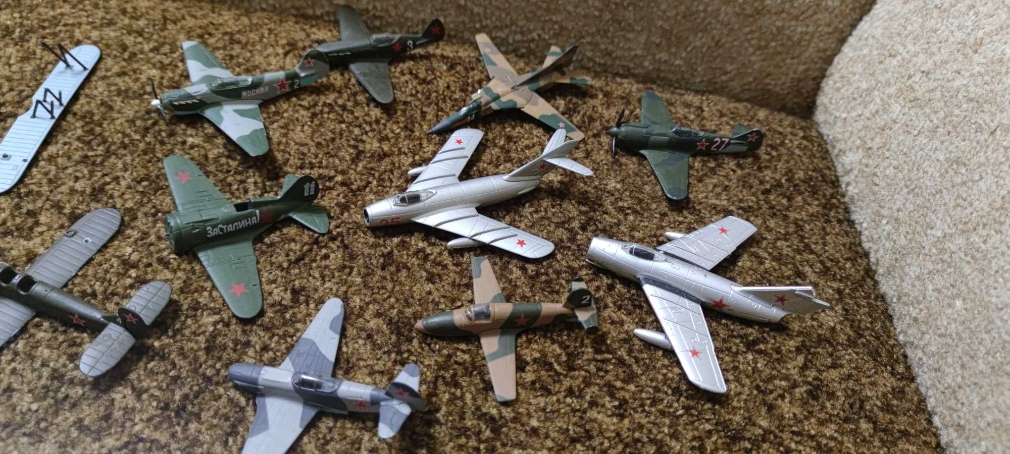 Коллекция металлических самолётов.