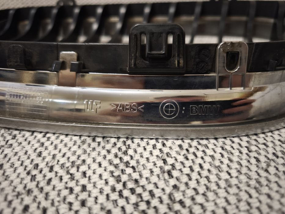 Grill nerki BMW E90 LCI