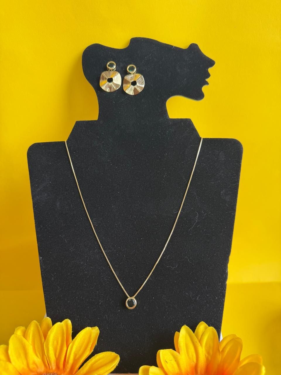 Conjunto folheado a ouro,  com zirconia,  semijoia de qualidade.