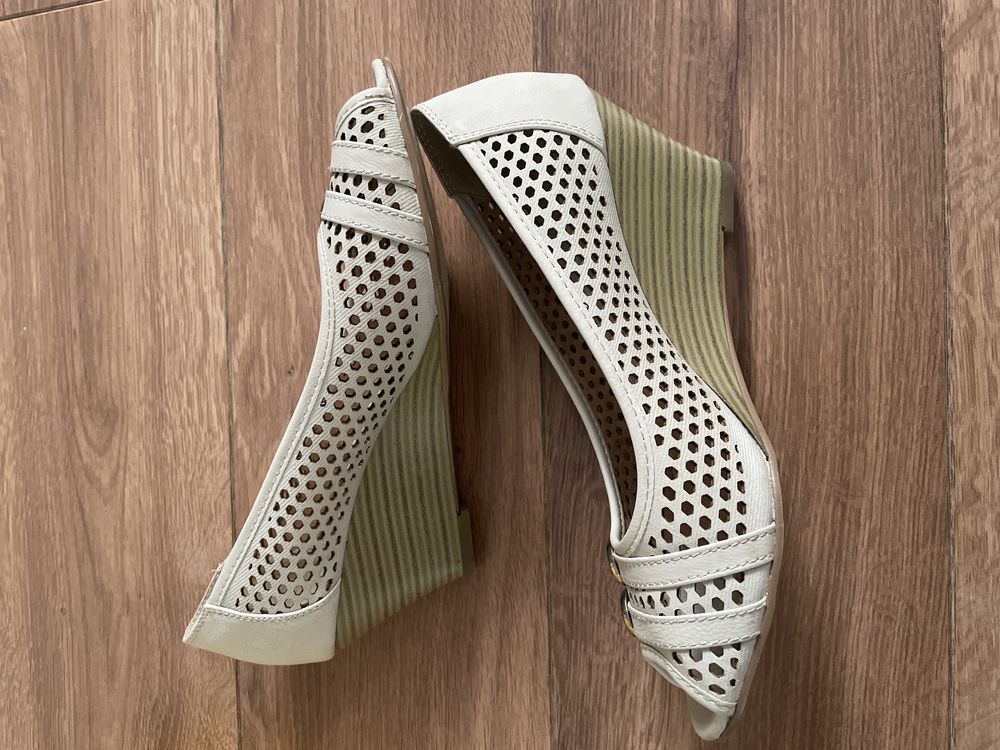 Buty z odkrytymi palcami, sandały na koturnie rozm. 38