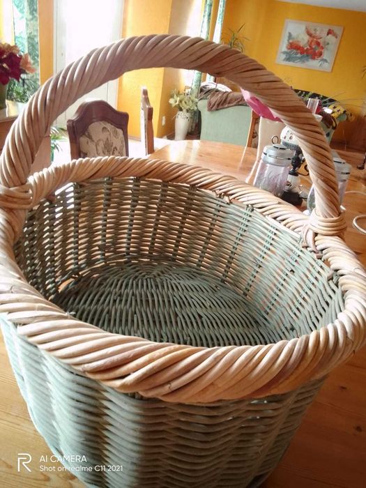 Piekny z grubej wikliny kosz np. na drzewo do kominka