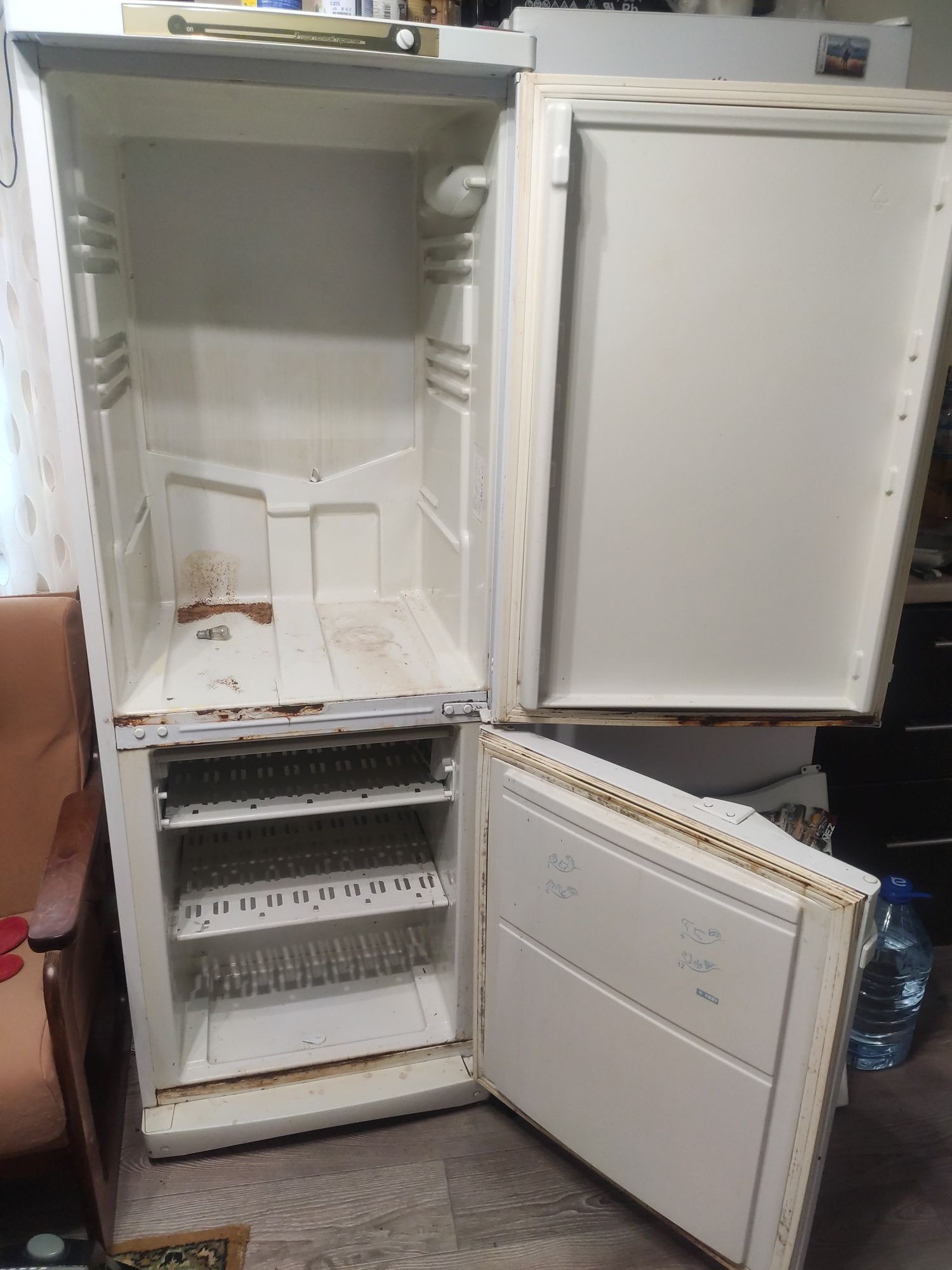 Продам холодильник Indesit без поличокк