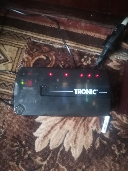 Зарядний пристрій для крон і батарейок а і ааа