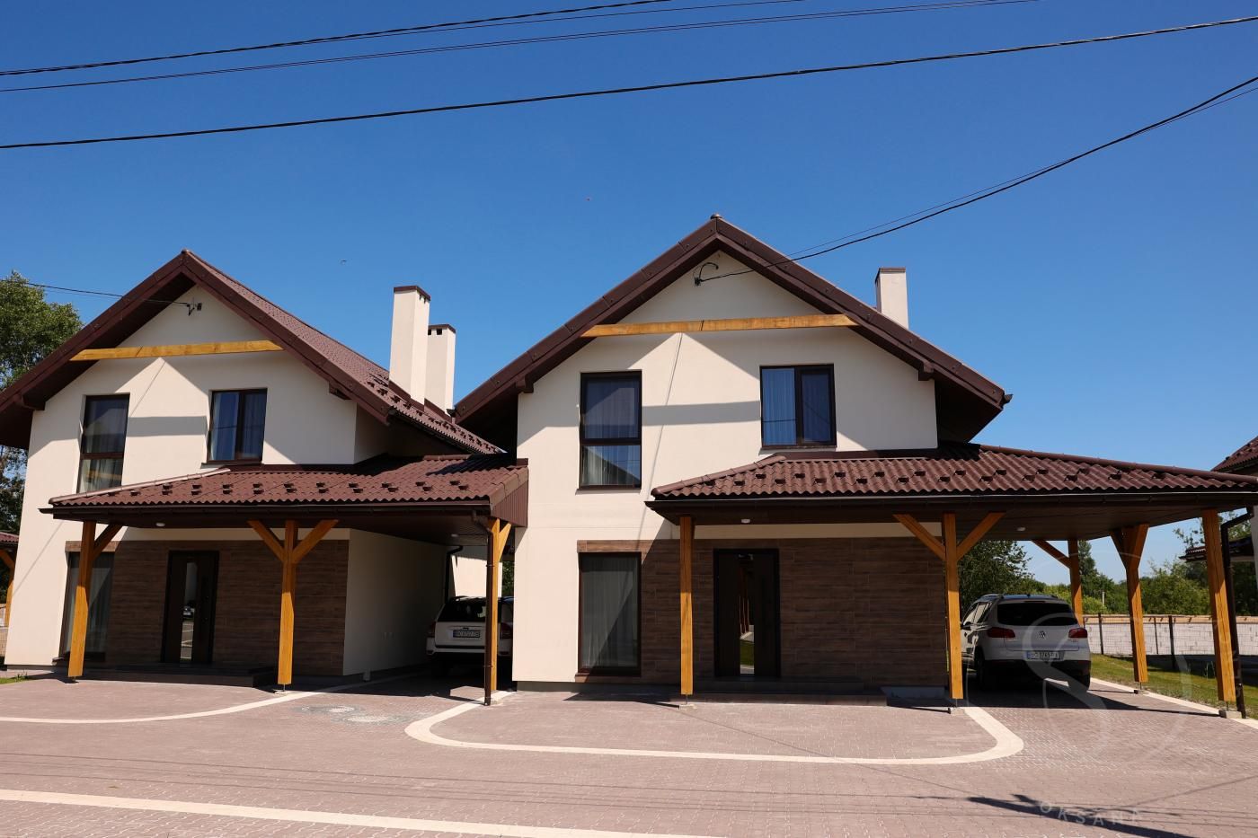 Продаж котеджу у с.Деревач з басейном на території КМ