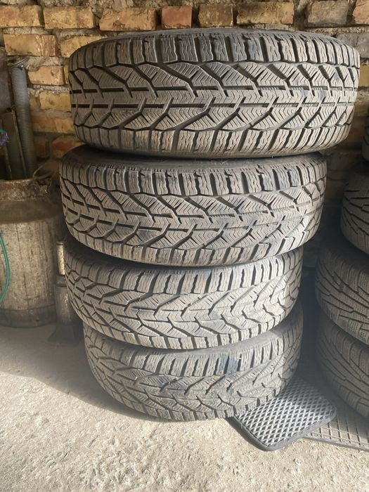 Зимові шини 215 60 r16