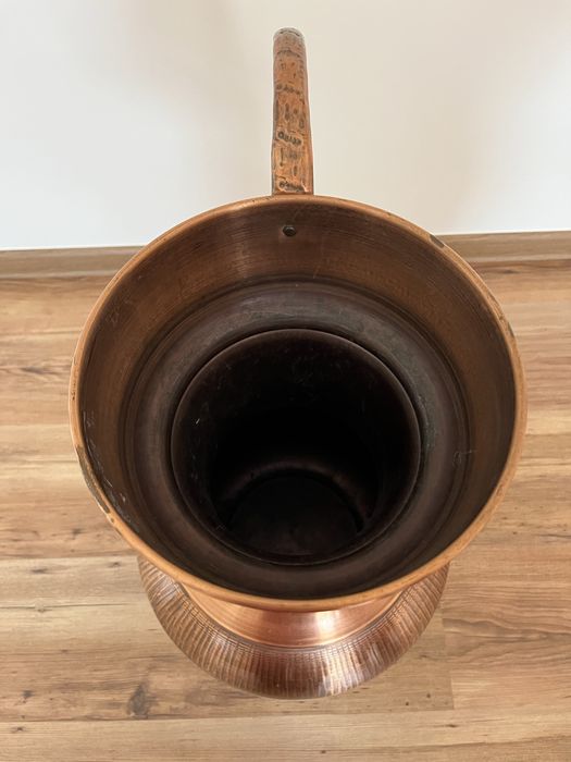 Antyczny miedziany dzban dekoracyjny – duży, ręcznie wykonany (57 cm)