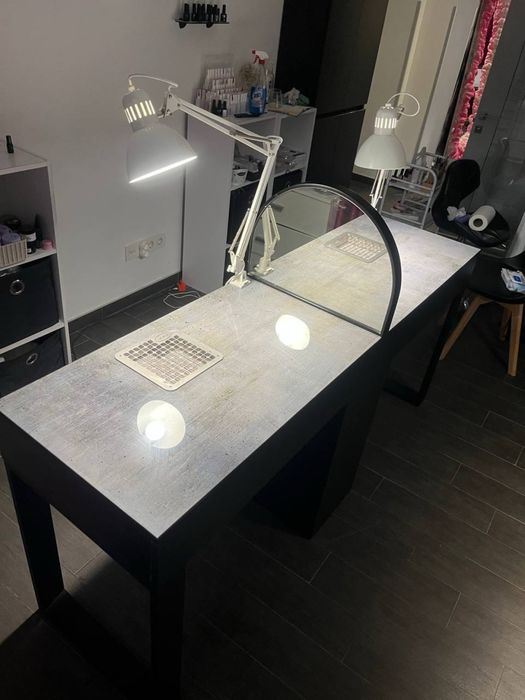 Мвнікюрний стіл