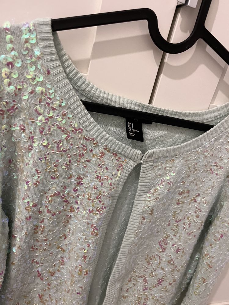 H&M seledynowy błyszczący sweterek obszyty cekinami r. S