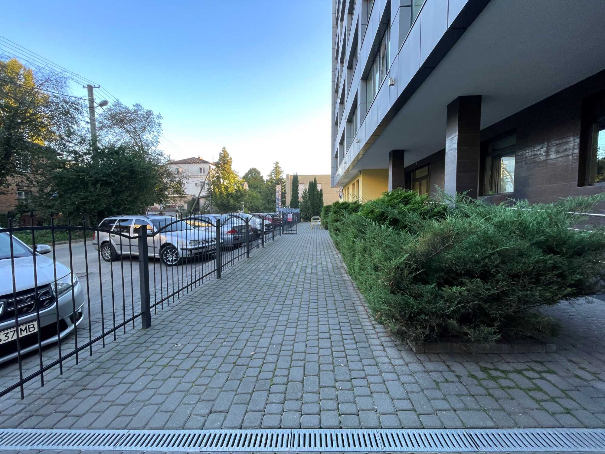 Оренда офісного приміщення, 228 м² за 12$/ м², на вул. Угорська