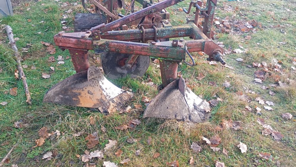 Трактор т25 з плугом