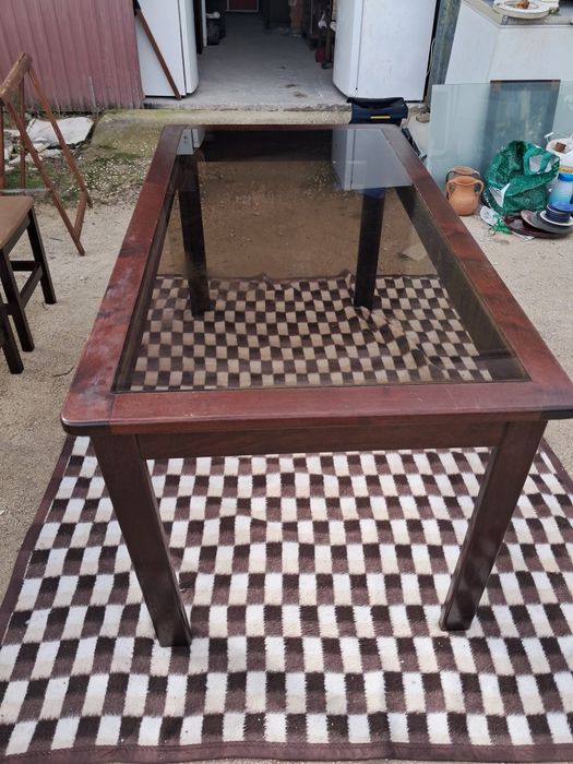 Mesa de madeira com tampo em vidro