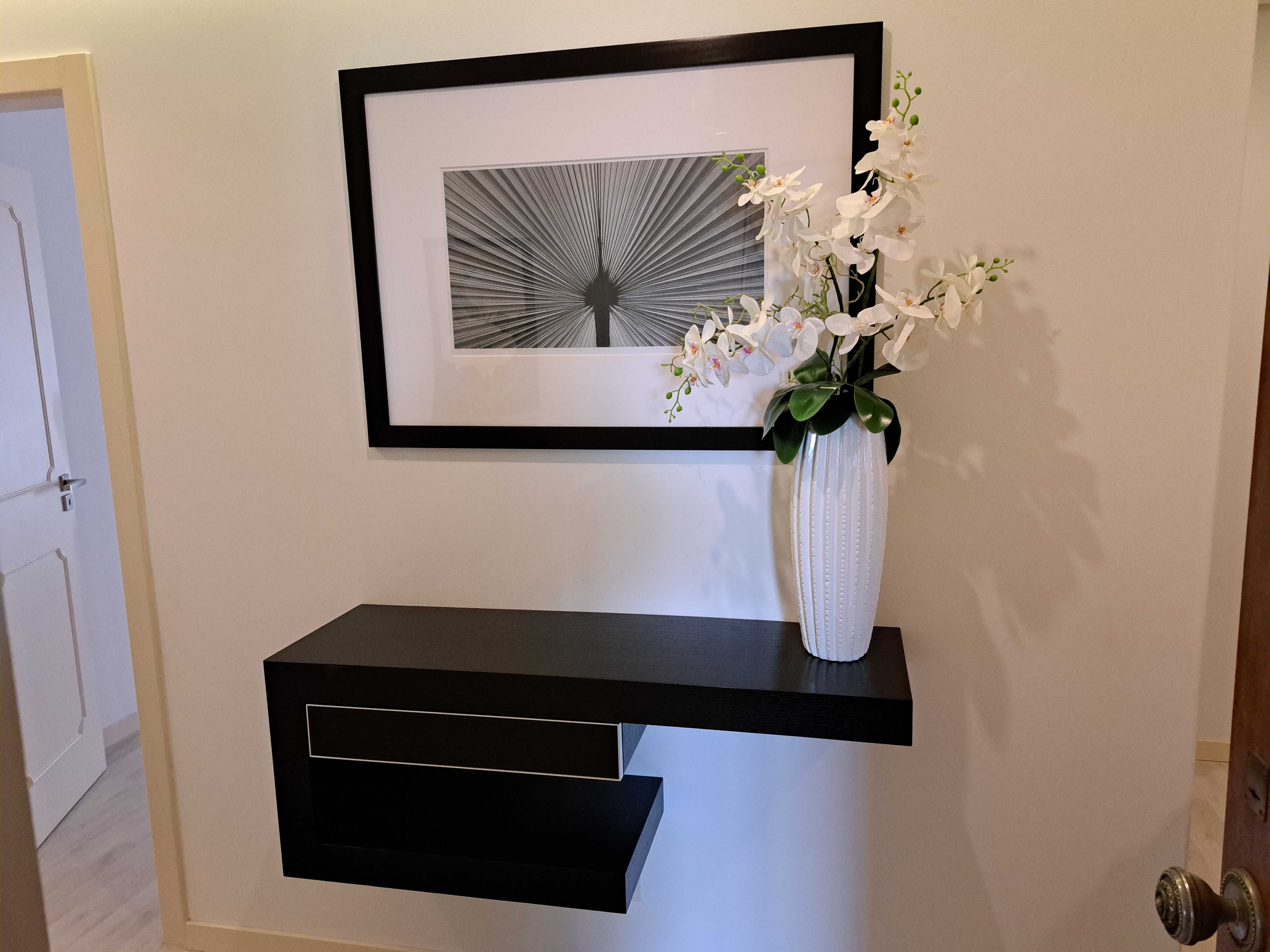 Movel entrada com espelho e quadros