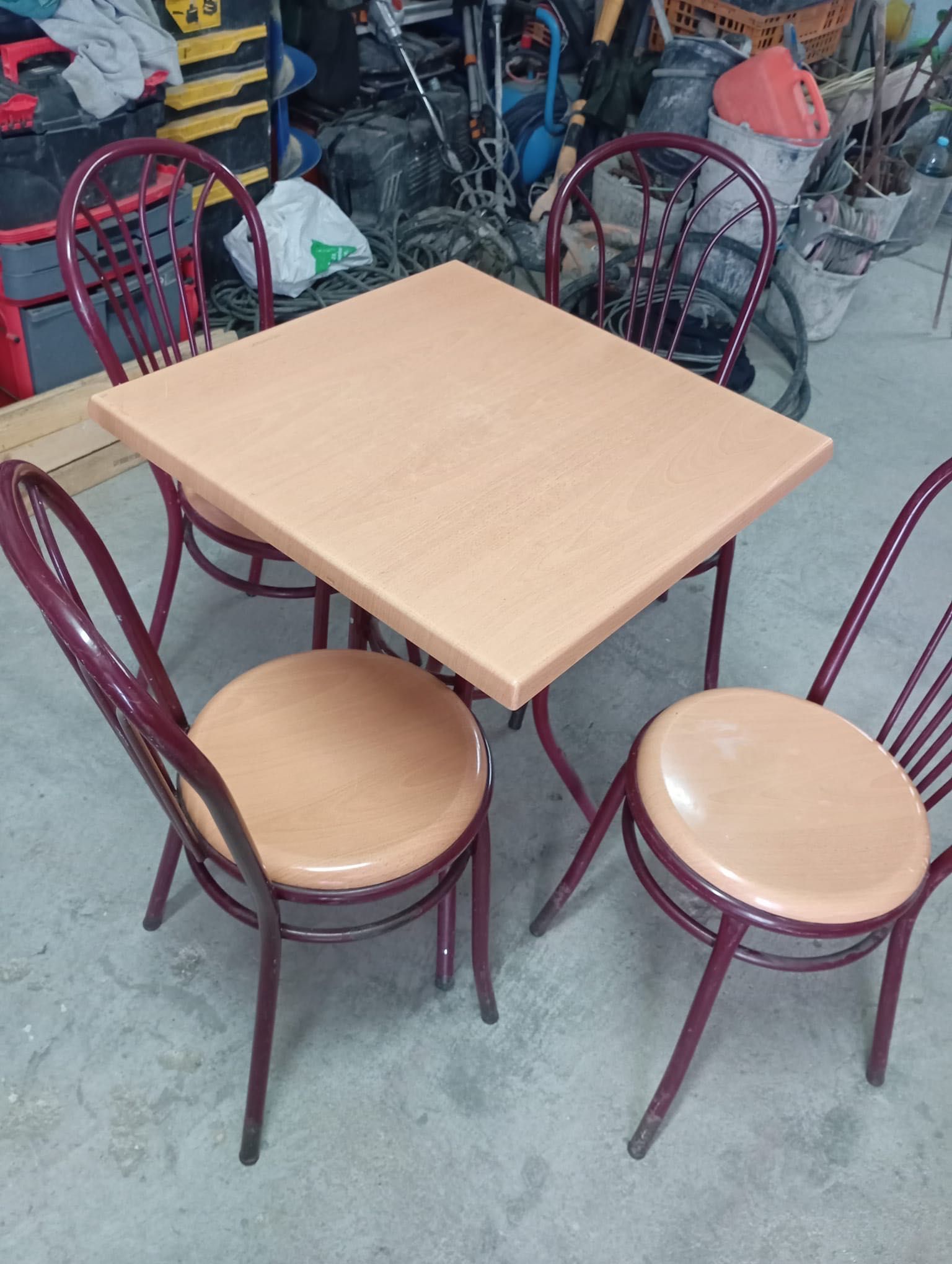 3 mesas de café e 12 cadeiras