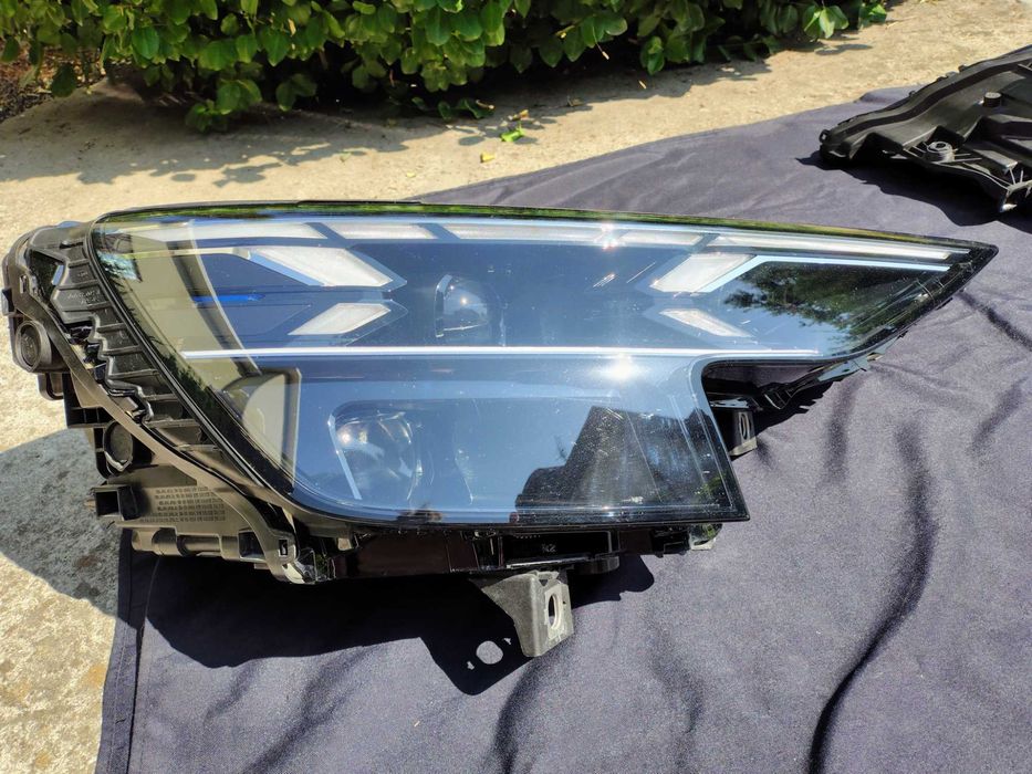 Фари права та ліва Audi SQ8 оригінал 4M8941085 4M8941086