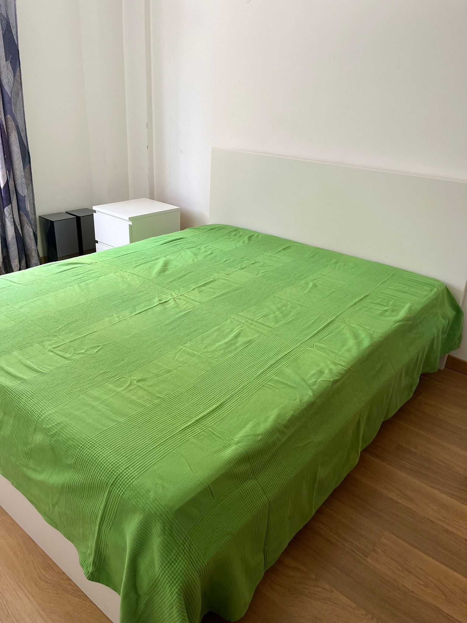 Cama, colchão e mesa de cabeceira, valores separados