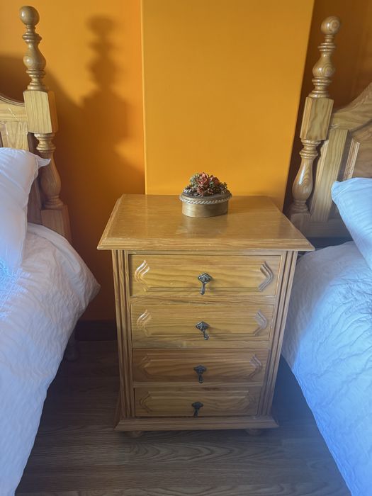 Camas, colchões, cabeceira, espelho