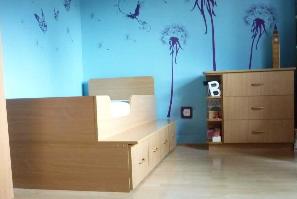 Komoda do pokoju dziecięcego z pólkami