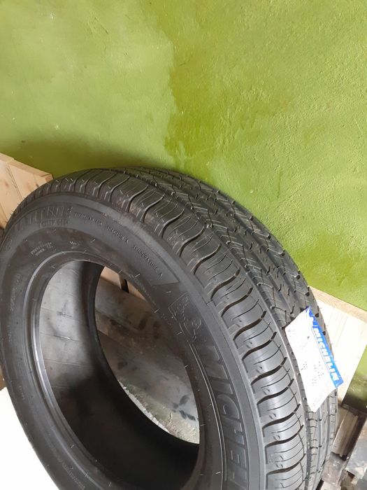 Продам новую резину Michelin 215/65R16 . 4000гр.