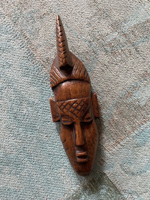 Máscara decorativa madeira