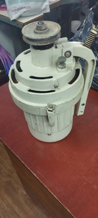 Двигун від швейної машинки в робочому стані