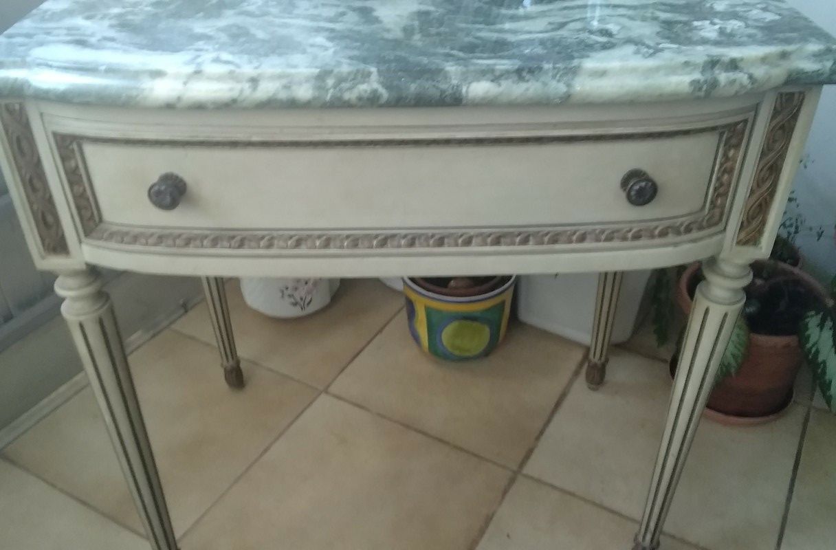 Mesa de cabeceira antiga com tampo pedra
